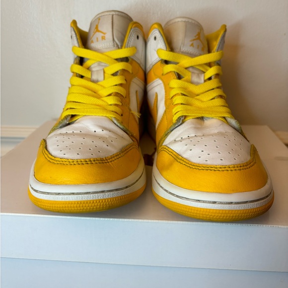 Nike Air Jordan 1 Mid White University Gold Yellow Size Women’s 8.5 New Laces - Picture 6 of 16